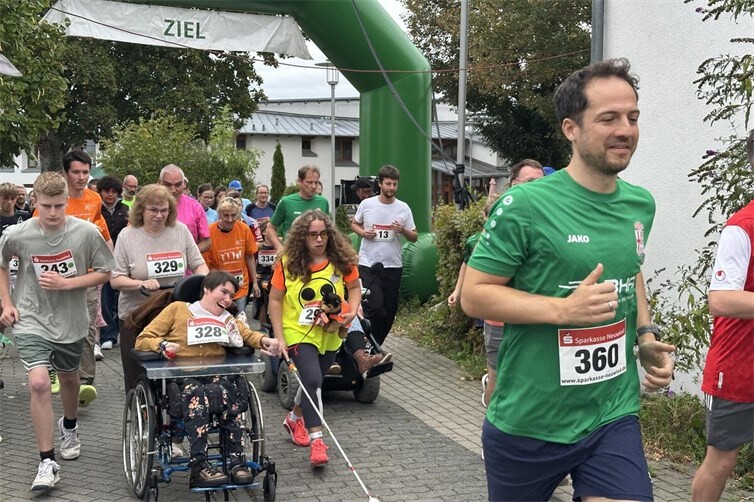Beim Inklusionslauf gingen Läufer, Walker und Rolli-Fahrer gemeinsam an den Start.