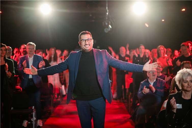 Beim Internationalen Speaker Slam, der am 4. Februar 2023 in Mastershausen stattfand, hat Oktay Cömertler einen beachtlichen Erfolg erzielt. Foto: Justin Bockey