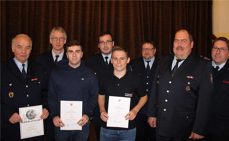 Beim Jahresabschluss der Feuerwehr Heimersheim gab es auch Beförderungen und eine Ehrung, von links Manfred Möhren (35 Jahre Feuerwehr-Zugehörigkeit), stellvertretender Löschzugführer Wolfgang Hoffmann, Sven Heimermann (Beförderung zum Feuerwehrmann), Stadtwehrleiter Marcus Mandt, Jan Zilligen (Beförderung zum Feuerwehrmann), stellvertretender Löschzugführer Günter Raschke, Löschzugführer Hans Peter Blumenberg und Kreisfeuerwehrinspekteur Michael Zimmermann. Es fehlen: Nico Nießen und Dennis Robrecht. Foto: DU