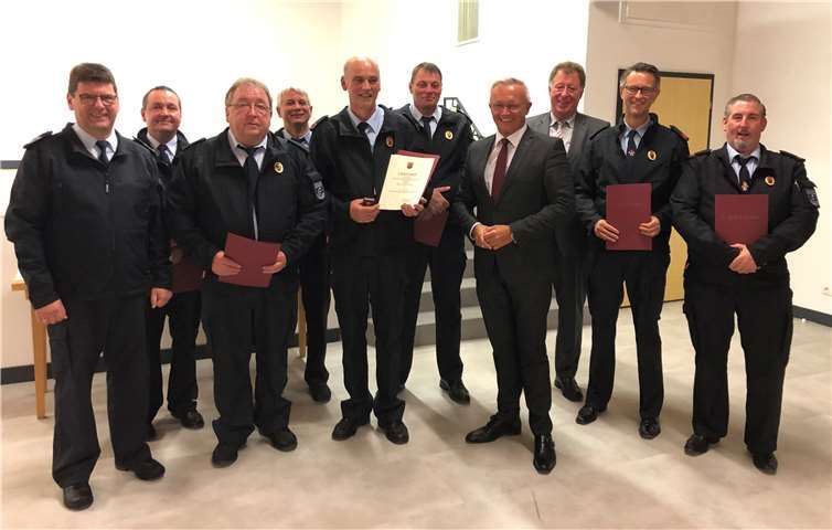 Beim Jahresabschlussabend der Feuerwehren in der Verbandsgemeinde Dierdorf standen Ernennungen und Beförderungen auf dem Programm. Landrat Achim Hallerbach sprach allen seinen Dank für das ehrenamtliche Engagement aus. Er unterstrich noch einmal die Bedeutung des Feuerwehrehrenamts: „Ohne den Einsatz der ehrenamtlichen Wehrkräfte wäre beispielsweise der Brand des ICE Anfang Oktober möglicherweise ganz anders verlaufen. Die Ehrenamtlichen sind ein unverzichtbarer Bestandteil unseres gut funktionierenden Brand- und Katastrophenschutzwesens.“privat