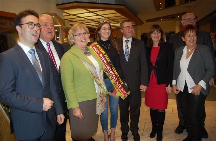 Beim Jahrestreffen der CDU im Rheinhotelgab es weitere Gratulationen für Laura Herter.