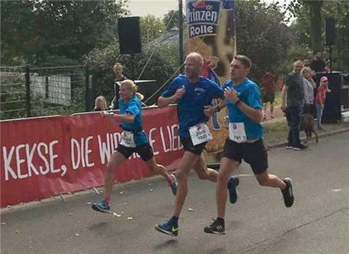 Beim Jedermannlauf über zehn Kilometer liefen Angela Kretzer, Jörn Daleki und Kay Daleki mit einem Endspurt gemeinsam ins Ziel.Fotos: privat