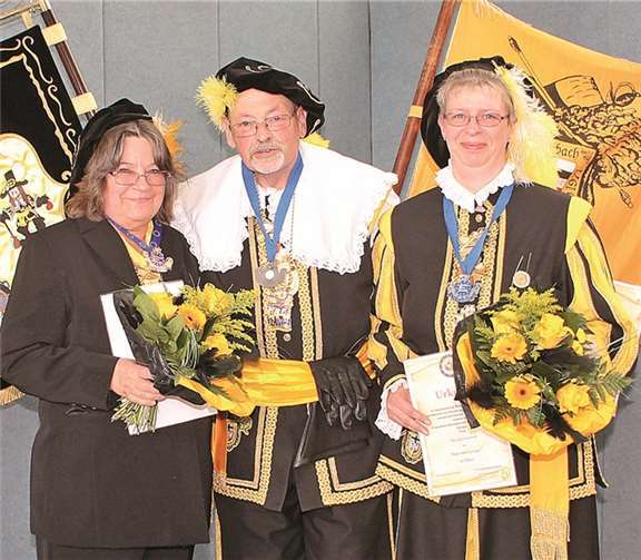 Beim Jubiläum der Karnevalsgesellschaft Närrischer Schornbusch wurden (v.l.) Irmtraud Schons, Vorsitzender Heinz-Josef Schneider und Monika Basteck mit dem „Narr von Europa“ ausgezeichnet.JOST
