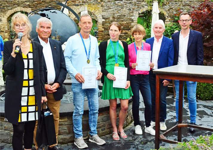 Erfolgreiches Turnier-Comeback Beim Jubiläumsabend im Kloster Marienthal würdigte Turnierdirektorin Annette Bartsch (links) auch die „Tennis Europe Player und Playerin des Jahres 2024“. Foto: Ramona Bach