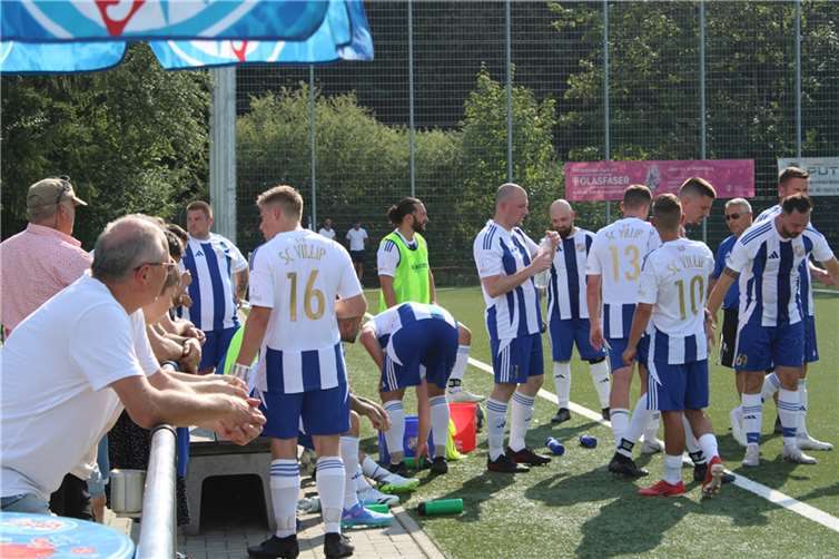 Beim Jubiläumsspiel zwischen dem SC Villip 2 und dem SC Altendorf-Ersdorf 3 waren bei hochsommerlichen Temperaturen Erfrischungen überaus gefragt. Fotos: DU