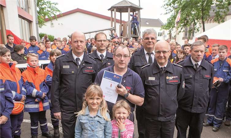 Beim Jugendfeuerwehrtag erhielt der Flerzheimer Jugendfeuerwehrwart Jürgen Prinz (Mitte) das Silberne Ehrenabzeichen des Landesjugendfeuerwehrverbandes Nordrhein Westfalen. Es gratulierten (von links) der stellvertretende Kreisjugendfeuerwehrwart Norbert Hopp, Löschzugführer Guido Schäfer, Wehrleiter Laurenz Kreuser, Kreisjugendfeuerwehrwart André Dekleermaeker und Stadtjugendfeuerwehrwart Josef Schwark. -Jost-