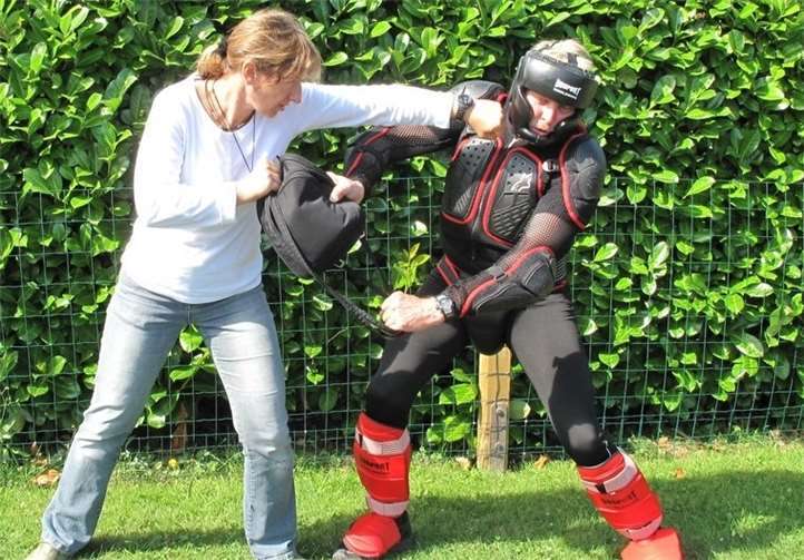 Beim Jugendtreff Adendorf lernen junge Frauen sich zu verteidigen. Wilfried Paukstadt