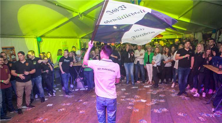 Beim Junggesellenfest des Junggesellenvereins „Gemütlichkeit“ Flerzheim zeigte unter anderem der Flerzheim acht Fähnrich Stephan Königs beim „Partyschwenken“ sein Können.JOST