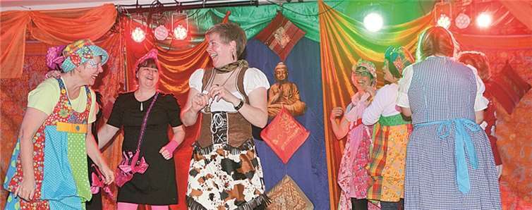 Beim Kaffeeklatsch der Swistbachmöhnen aus Holzweiler hatten auch die Gäste viel zu lachen.JOST