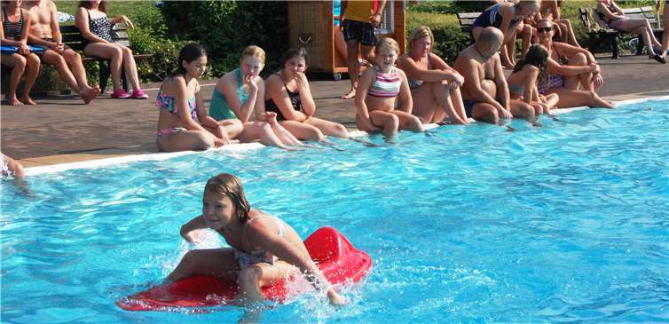 Beim Kajak-Wettkampf saßen die Zuschauer sogar am Beckenrand.
