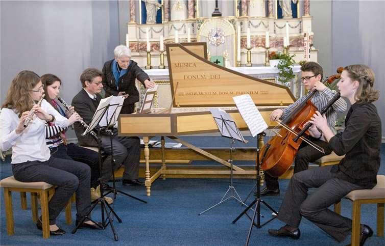 Beim Kapekkenkonzert in der Kapelle des Sankt Josef Gymnasiums Rheinbach zeigten die Schüler unter Begleitung von Herbert Vennemann am Cembalo und mit der Moderation von Gisela Mettig ihr musikalisches Können.VJ