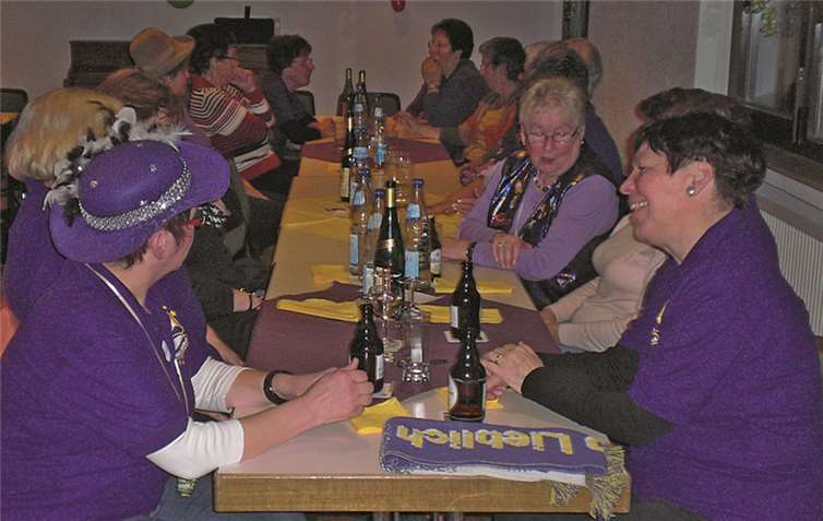 Beim Karnevalsauftakt des Dieblicher Möhnenclubs ergaben sich viele nette Gespräche.privat