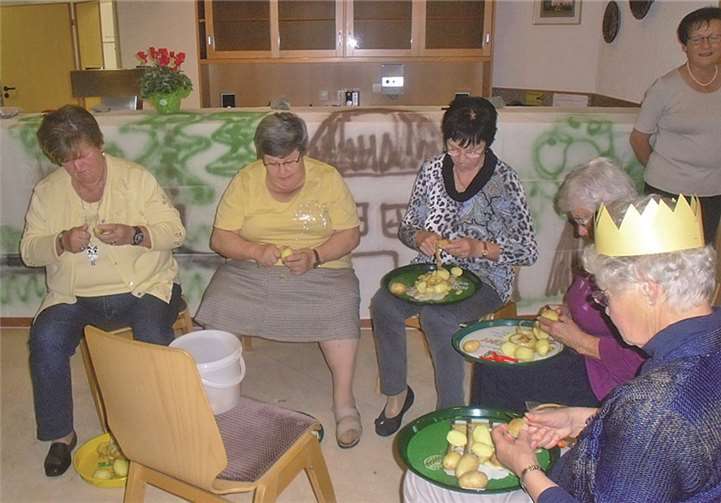 Beim Kartoffelschälen hatten die Damen „die Nase vorn“.