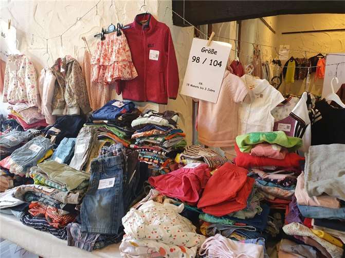 Beim Kinder-Kram-Basar im Köllenhof gibt es Kleidung größenvorsortiert mit großer Auswahl.  Foto: privat