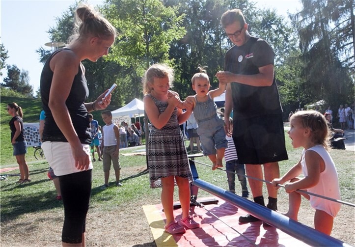 Beim Kinder- und Jugendtag in Rheinbach versuchten sich schon die Kleinsten als Akrobaten auf dem Hochseil.