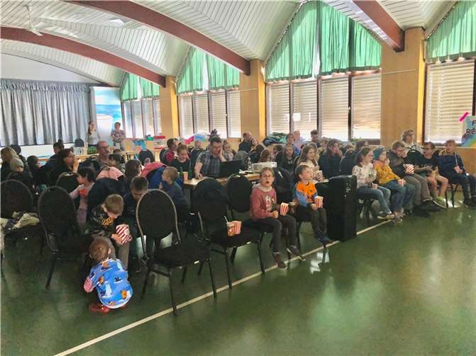Beim KinderKino des Kindergarten in Bell wurde bei Popcorn und Getränken ein Film passend zu Ostern angesehen.  Fotos: privat