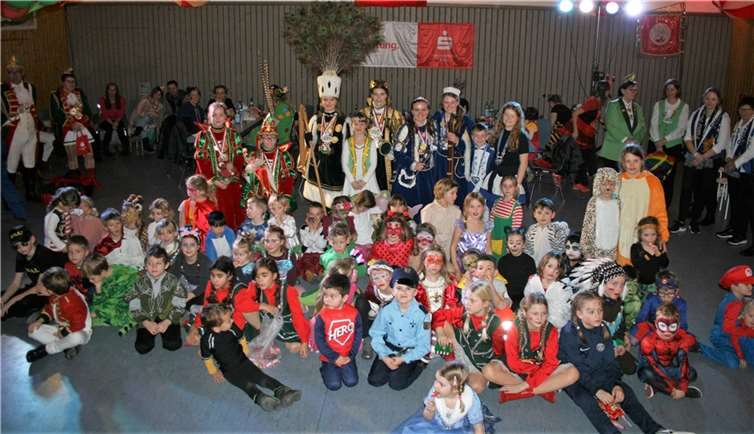 Beim Kinderkostümfest des 1. Lüftelberger Karnevals Club 1996 e.V. waren auch die Kindertollitäten aus Meckenheim, Rheinbach, Fritzdorf und Wormersdorf zu Gast. Foto: privat