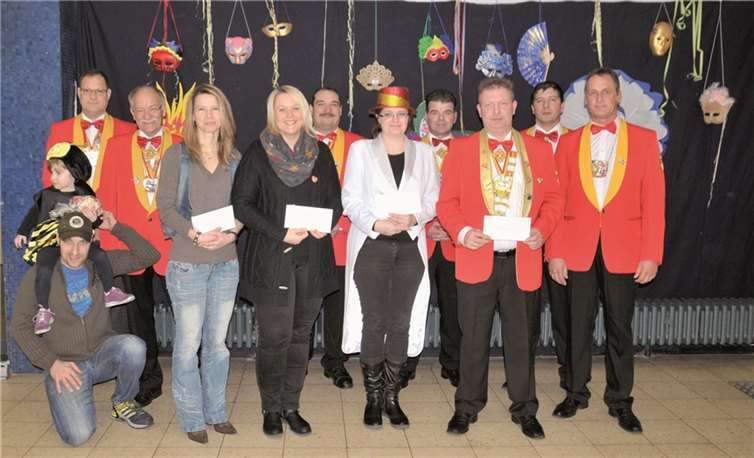 Beim „Kinderkostümfest“ überreichte der Elferrat den Verantwortlichen der Kindertagesstätten und Lena Pauls von der Caritas die Spenden.privat