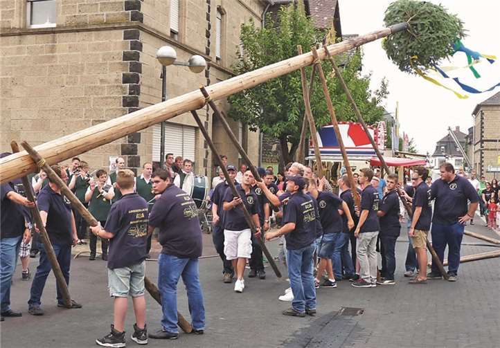 Beim Kirmesbaumaufstellen stellten zahlreiche junge Mitglieder der Kirmesgesellschaft ihre Kräfte unter Beweis.