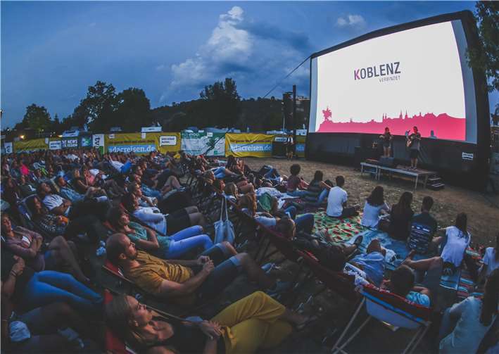 Open Air Kino mit Blick aufs Deutsche Eck Beim Koblenzer Ufer Kino machten es sich rund 700 Besucherauf Stühlen oder selbst mitgebrachten Decken bequem. Fotos: HAMACHER