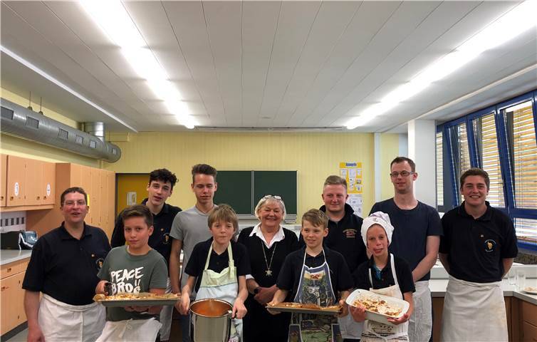 Beim Kochen mit Doris Golchert kam der Feuerwehrnachwuchs auf seine Kosten.AB