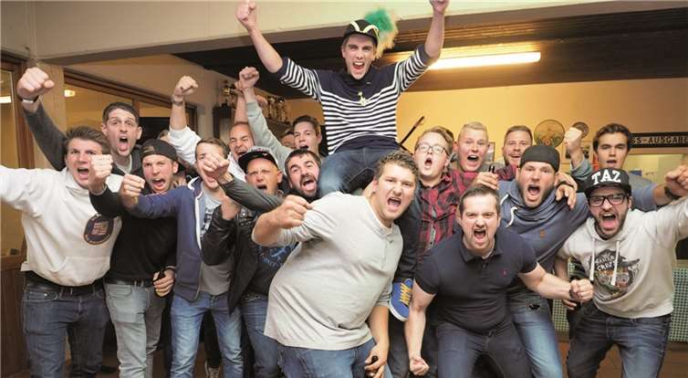 Beim Königsschießen in der Schützenhalle der Sankt Sebastianer holte René Bender die Reste des königlichen Greifs mit dem 107. Schuss von der Stange. Seidenfuß