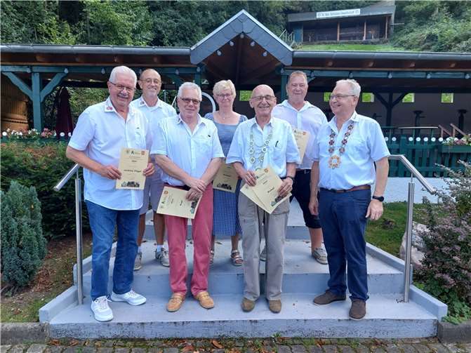 Beim Königsschießen wurden Richard Nelleßen, Horst Brück, Wolfgang Reisdorff, Eduard Krahe und Monika Brück ausgezeichnet. Anton Wypior zeigte erneut seine Treffsicherheit und schoss mit dem 92. Schuss den Vogel ab, um der neue Senatsschützenkönig.  Fotos: KG Narrenzunft