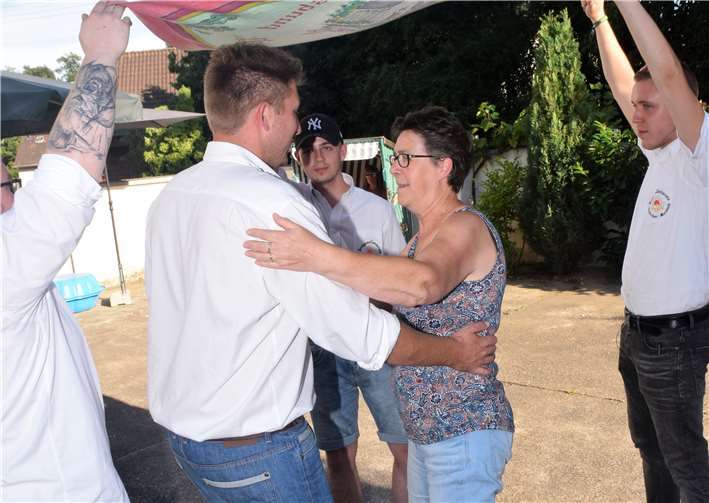 Beim Köttzug wurde auch der Ratsherr Georg Schragen besucht, hier durfte natürlich nicht der Tanz unter der Fahne fehlen.