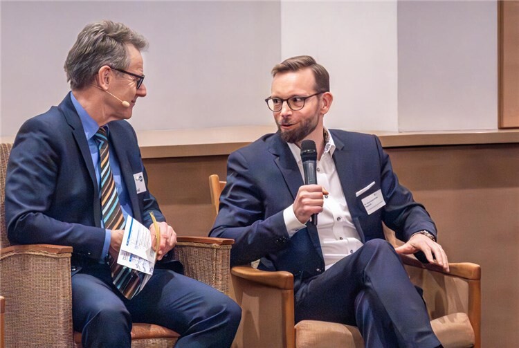 Beim Kommunalen Klimaforum in Koblenz sprach Bürgermeister Ulrich Richter-Hopprich (r.) auf dem Podium über die strategischen Vorteile, die sich aus der interkommunalen Zusammenarbeit ergeben, und berichtete aus der gelebten Praxis in der VG Montabaur.