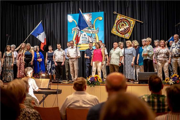 Beim Konzert in der Kurfürstenhalle galt das Motto: „Singen verbindet: alt und jung, mit und ohne Behinderung“. Foto: privat