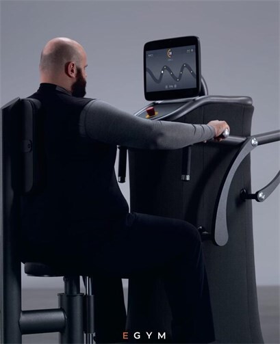 Beim Krafttraining kommen moderne Geräte von E-GYM zum Einsatz.