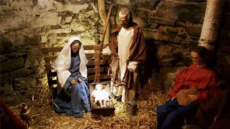 Beim „Krippchen gucken“ konnten noch einmal die alten Krippenfiguren aus der Pfarrkirche St. Remaclus in Waldorf besichtigt werden.