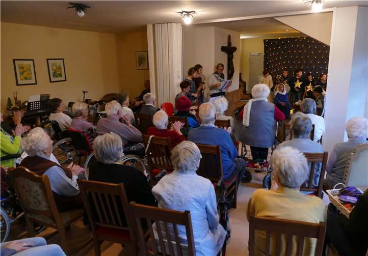 Beim Krippenspiel überzeugten die Niederzissener Kinder und ihr Helferteam durch eine gelungene Vorstellung mit tollen Kostümen und einem passenden Bühnenbild.privat