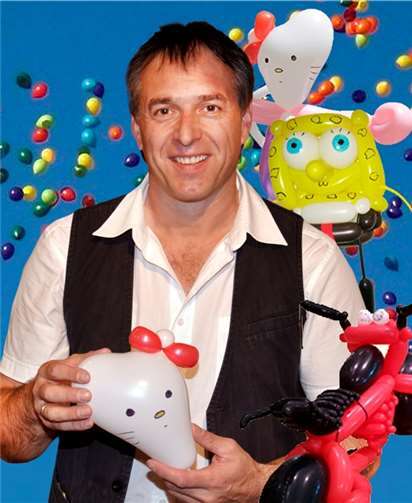 Beim „Kultur-Festival“ beim röhrig „Familien-Sonntag“ kann man bei freiem Eintritt interessante Künstler und Gruppen erleben, wie den Zauberer Joachim Lauer. privat