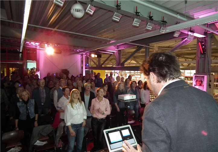 Beim Kulturbühnen-Aktionstag ist Vorverkaufsstart für viele röhrig-forum-Highlights, wie zum Beispiel für das beliebte „Rudelsingen“.privat