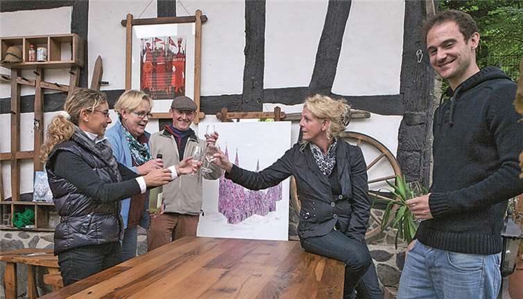 Beim Kunst- und Handwerkermarkt im „Atelier unter den Linden“ in Bölingen gab es für Andrea Linden (2. V. r.) immer einen Grund zum Anstoßen mit ihren Mitstreitern. VJ