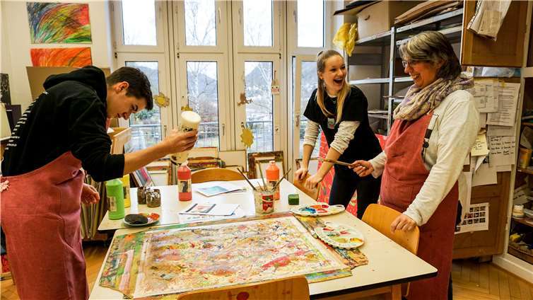 Beim Kunstworkshop entstanden farbenfrohe Kunstwerke mit verschiedensten Utensilien und Motiven.