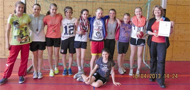 Beim Landesentscheid in Trier kamen die Handballerinnen des Peter-Joerres-Gymnasiums am Ende auf den dritten Rang. privat