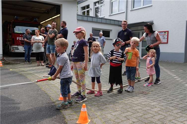 Beim Lantershofener Benefizfest hatten vor allem die Kleinsten dank Kinderolympiade und Feuerwehr ihren Spaß.
