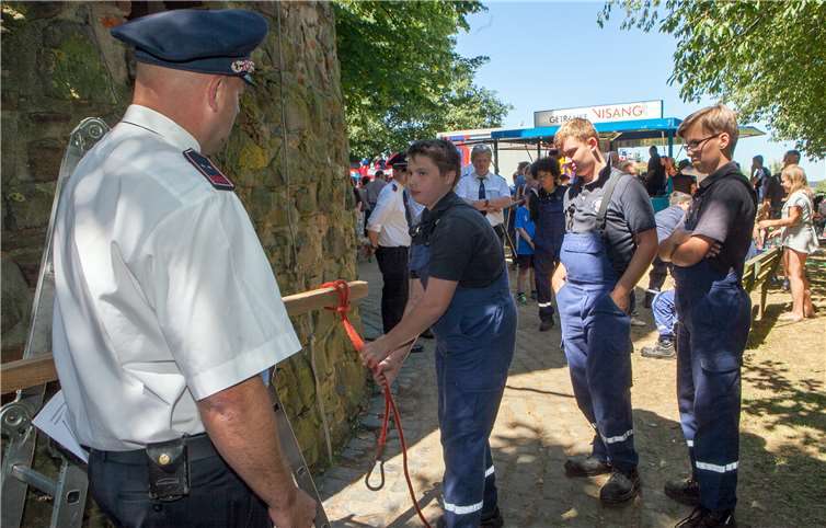 Beim Leistungsnachweis im Rahmen des WachtbergerGemeindefeuerwehrtages mussten die Jugendfeuerwehren auchihre Fähigkeiten beim Knoten knüpfen unter Beweis stellen.
