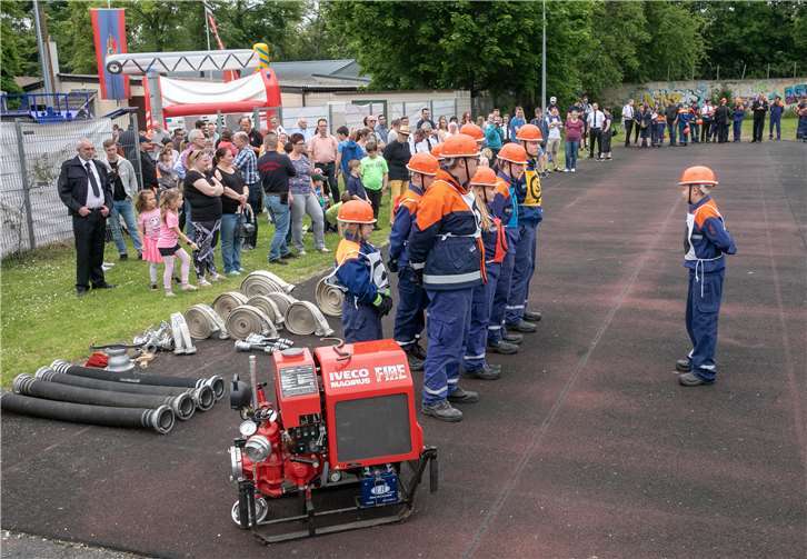 Beim Leistungsnachweis im Rahmen des Jubiläumsfestes der HeimerzheimerJugendfeuerwehr galt es zunächst einmal, vor Beginn der Übung die Lage zu besprechen.