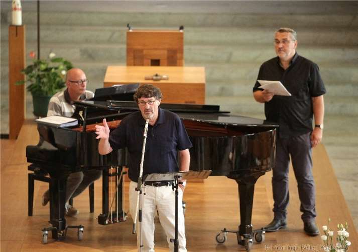 Beim Liedtag sind alle Musikbegeisterten eingalden - egal, ob mit doer ohne Chorerfahrung. Huub Oosterhuis heißt alle willkommen. Privat