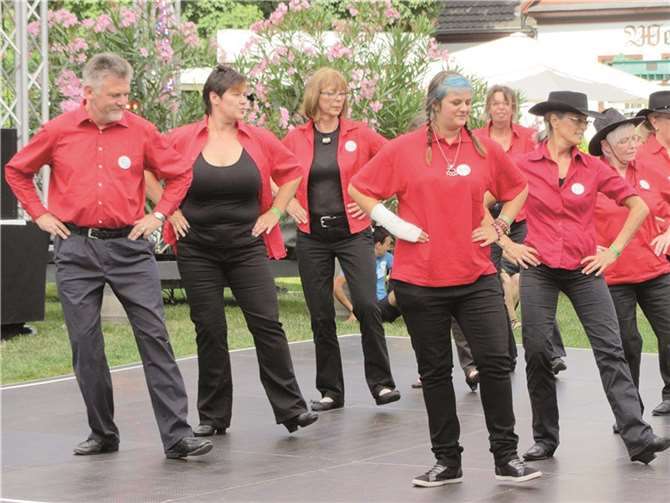 Beim „Line Dance“ wird die meiste Zeit solo, in Reihen vor- und nebeneinander, getanzt.Privat