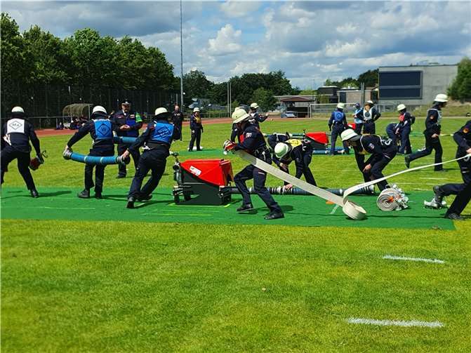 Beim Löschangriff. Foto: Christoph Menges