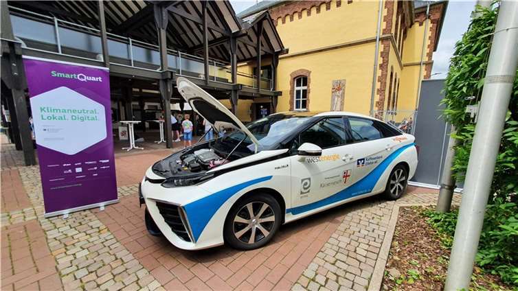 Beim MINT-EC-Tag war in diesem Jahr auch SmartQuart eingeladen und hat als prominentes Anschauungsobjekt das Brennstoffzellenfahrzeug des Wasserstoffnetzwerkes (H2BZ Netzwerk RLP e. V.) aus Kaisersesch mitgebracht. Foto: Verbandsgemeinde Kaisersesch