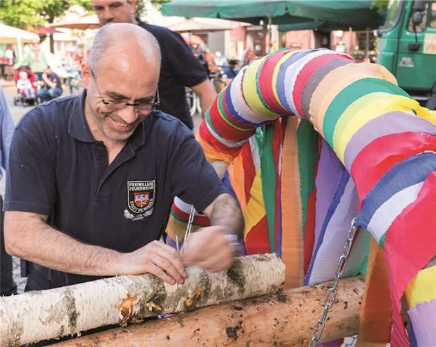 Beim Maibaumaufstellen - Feuerwehreinsätze sind manchmal auch schön. privat