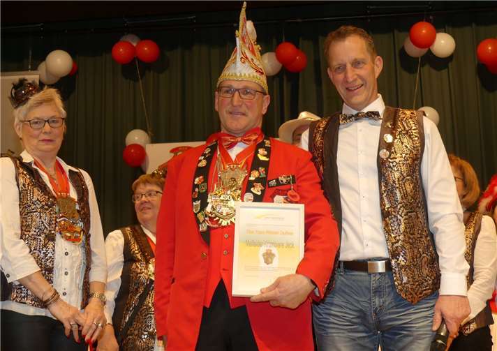 Beim Maifelder Narrentreffen wurde Hans-Werner Durben von der KG Rot-Weiß Münstermaifeld der Krombiere-Jeck-Orden 2020 verliehen. Fotos: TE