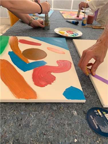 Beim Malworkshop wurde kreativ gearbeitet und sich rege ausgetauscht. Foto: Kreisverwaltung / Dr. Ursula Rieke