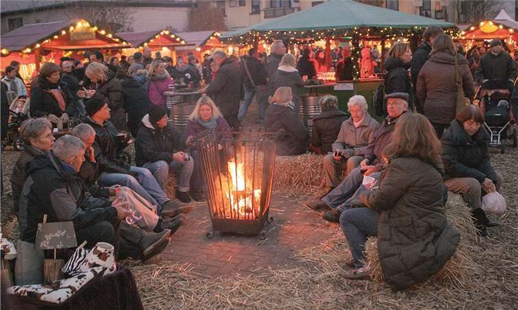 Stimmungsvoller Martinsmarkt Beim Martinsmarkt können es sich die Besucher auf Strohballen rund um die Feuerkörbe gemütlich machen. Archiv VJ