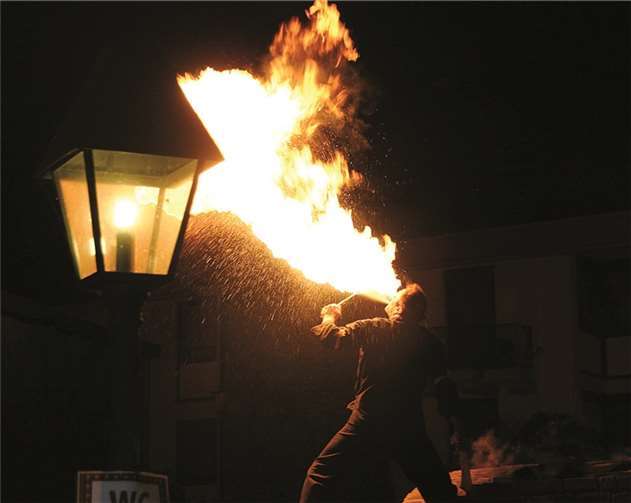 Beim Martinsmarkt können es sich die Besucher auf Strohballen rund um die Feuerkörbe gemütlich machen. Archiv VJ